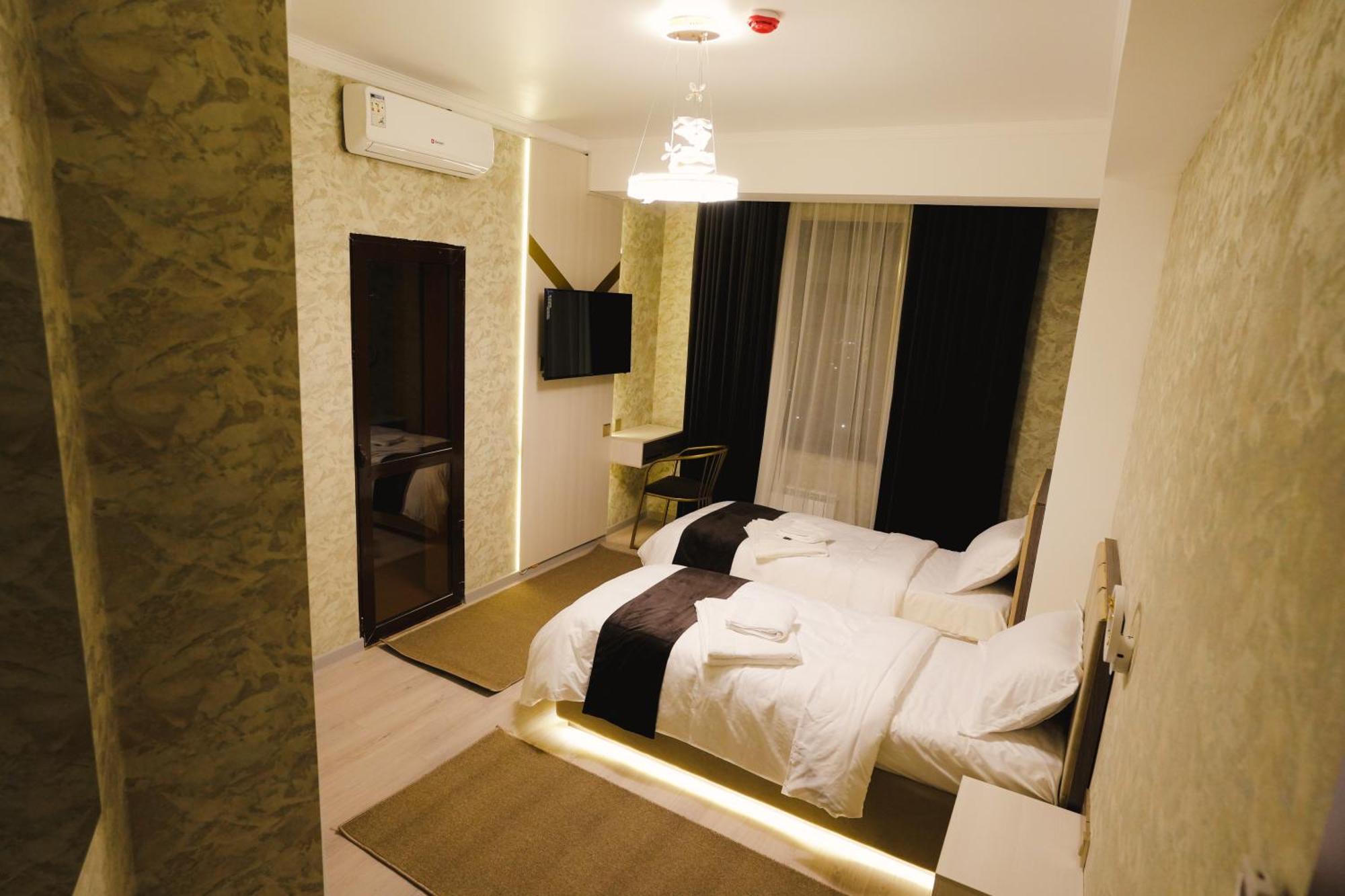 Baland Hotel 杜尚别 外观 照片
