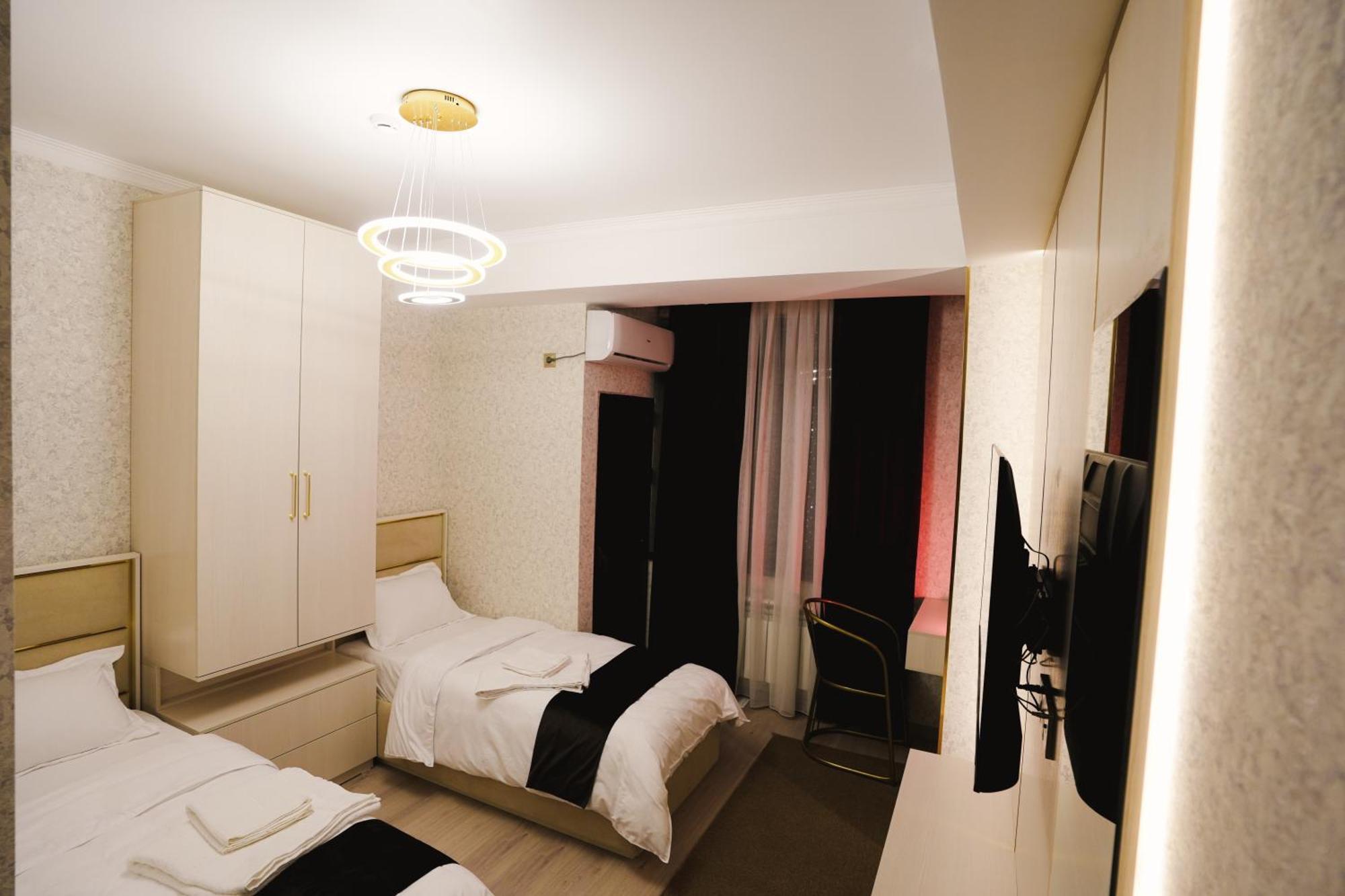 Baland Hotel 杜尚别 外观 照片
