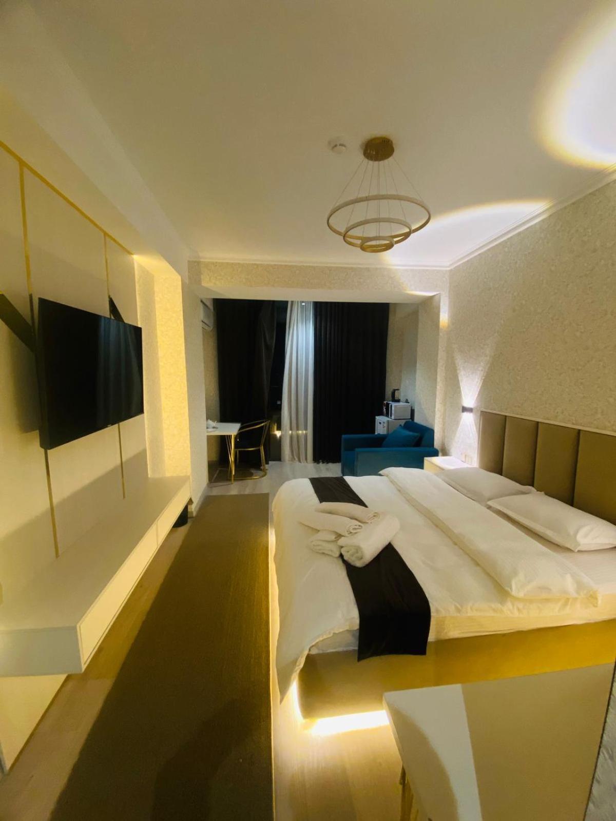 Baland Hotel 杜尚别 外观 照片